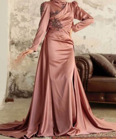 Rose Detailed Bridal Gown With Trail